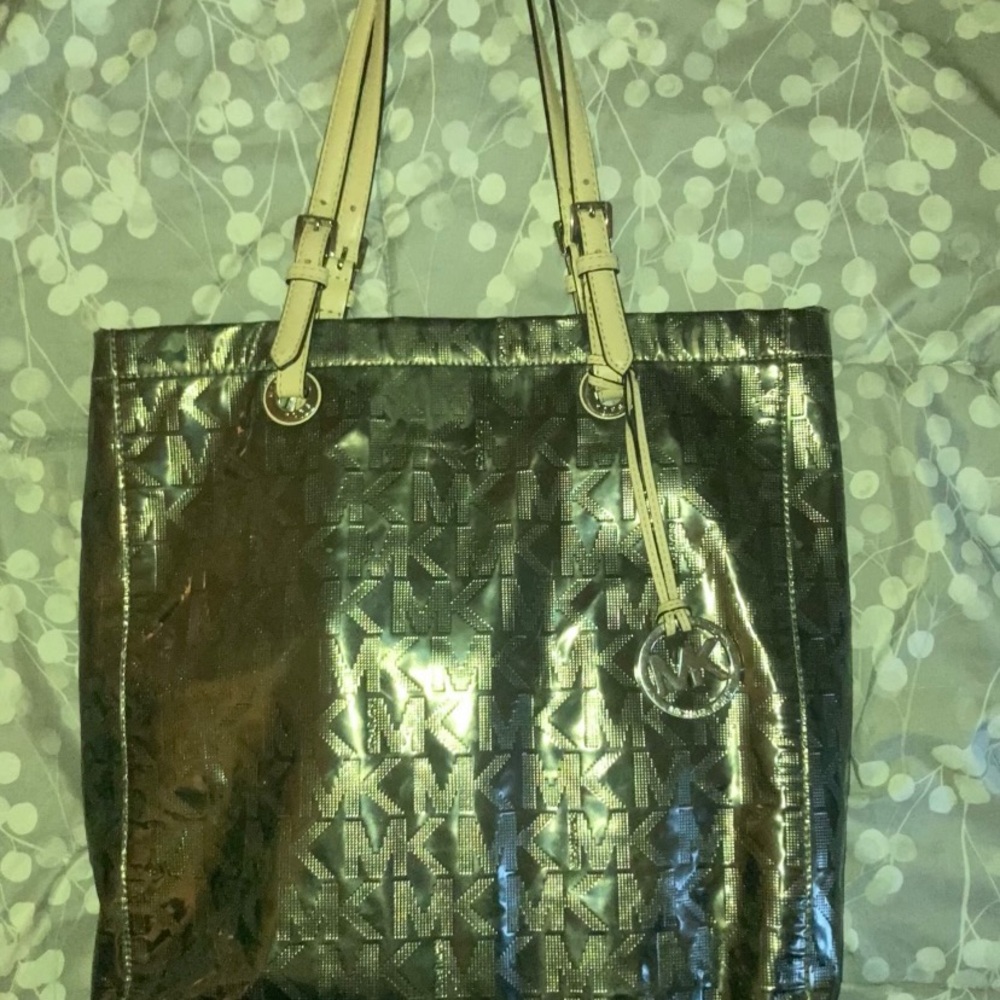 Michael Kors Tote bag gently used in great shape, some wear on straps